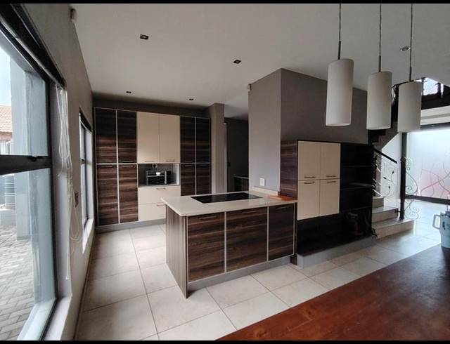 4 BEDROOM HOUSE FOR SALE IN PIERRE VAN RYNEVELD